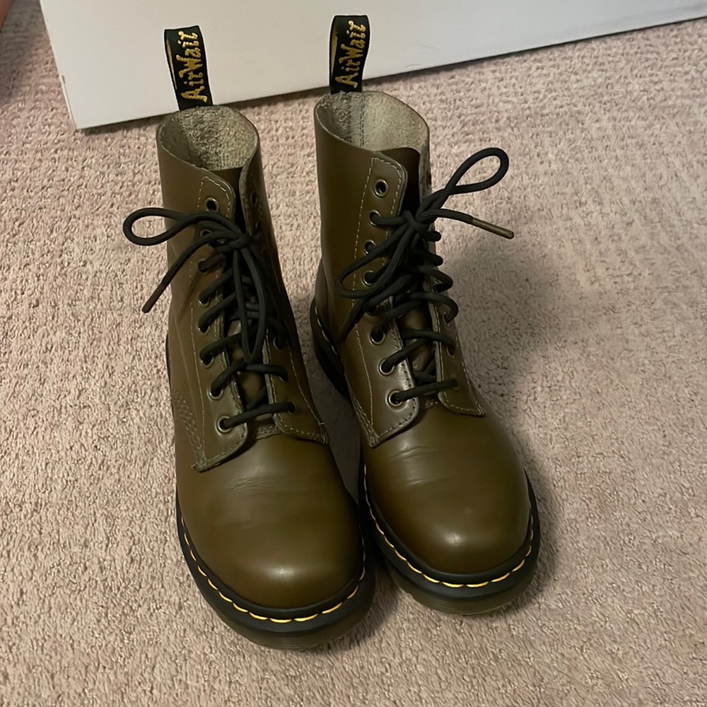 1460 Pascal Olive Wanama Leather, Women’s size 7